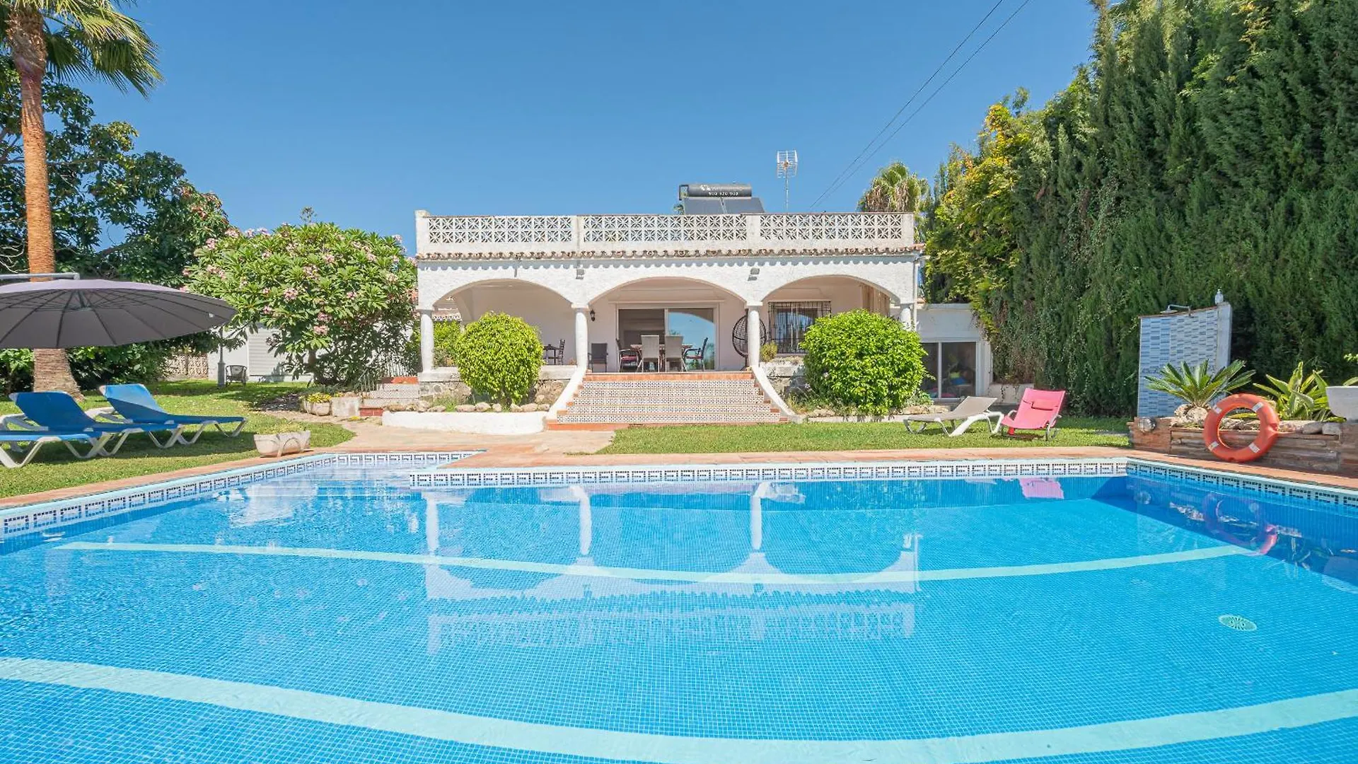 Marbella Villa Oasis: Beachside Retreat with Heated Pool & Games