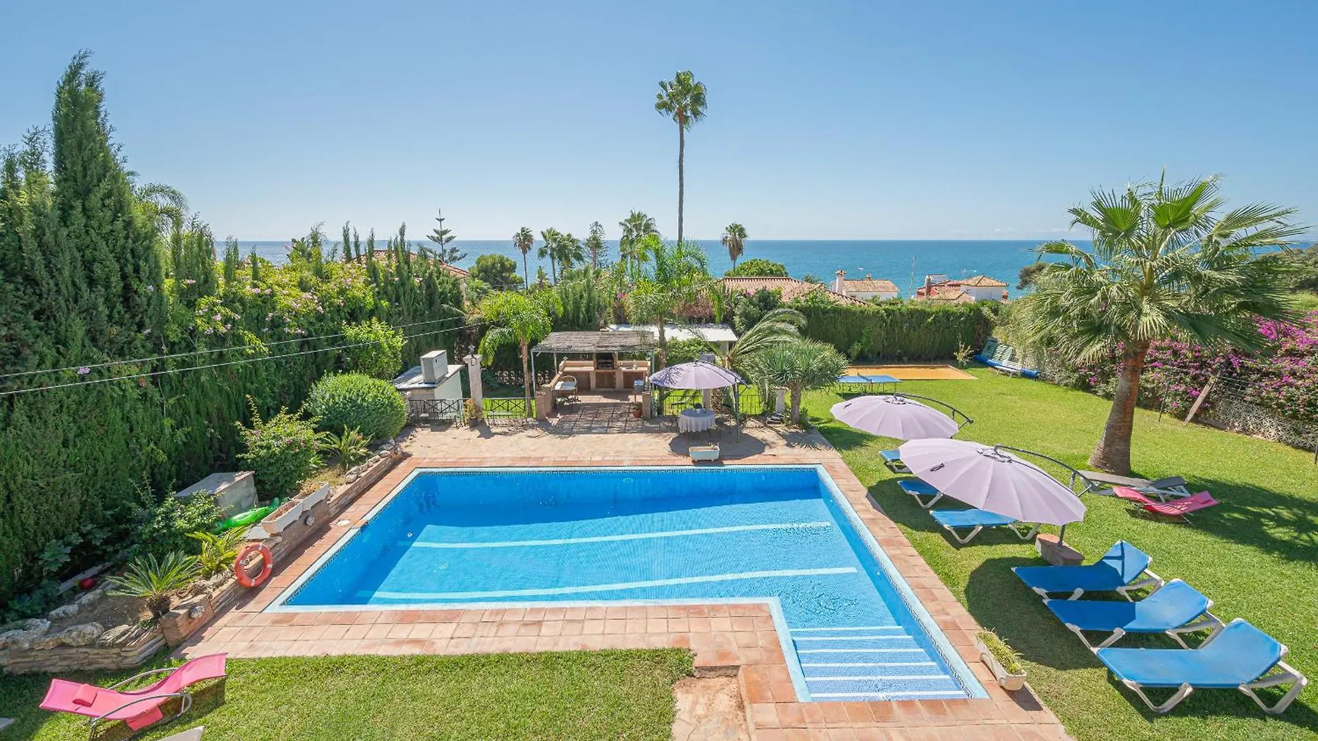 Marbella Villa Oasis: Beachside Retreat with Heated Pool & Games