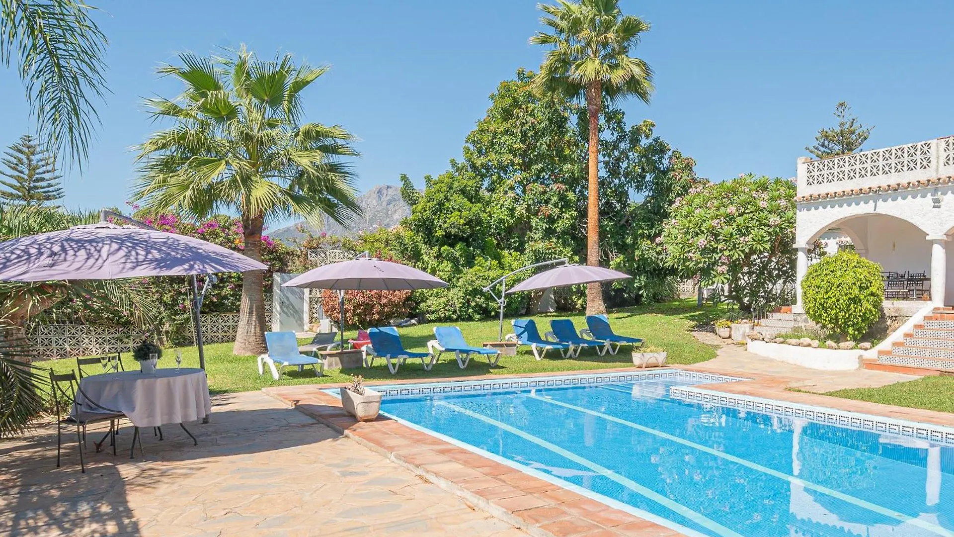 Marbella Villa Oasis: Beachside Retreat with Heated Pool & Games Spain