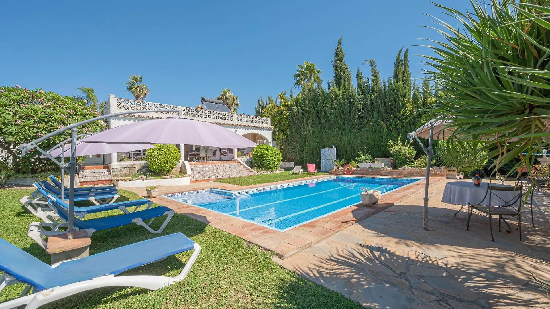 Marbella Villa Oasis: Beachside Retreat with Heated Pool & Games 0*,