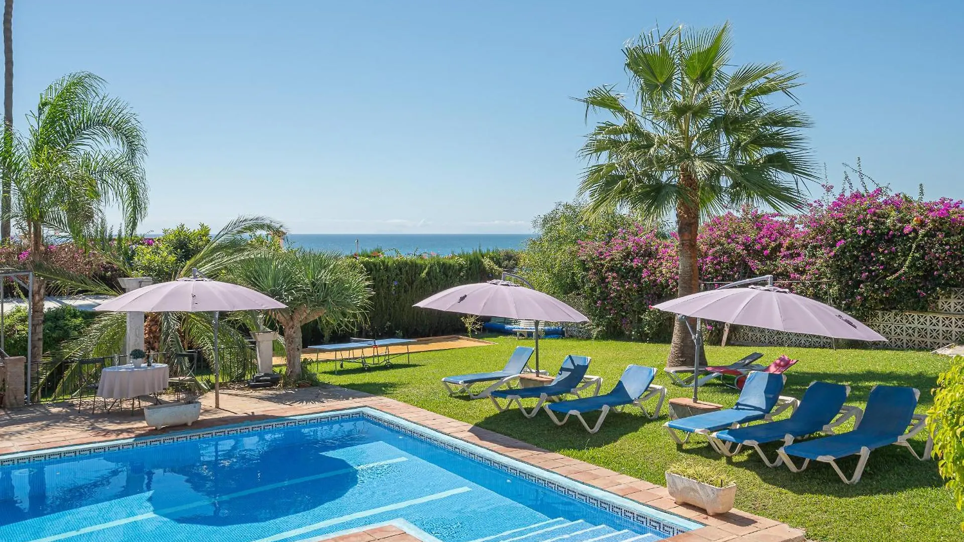 Marbella Villa Oasis: Beachside Retreat with Heated Pool & Games Spain