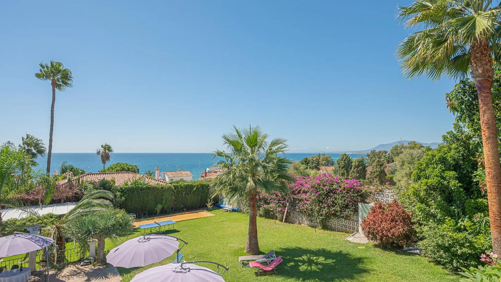 Marbella Villa Oasis: Beachside Retreat with Heated Pool & Games