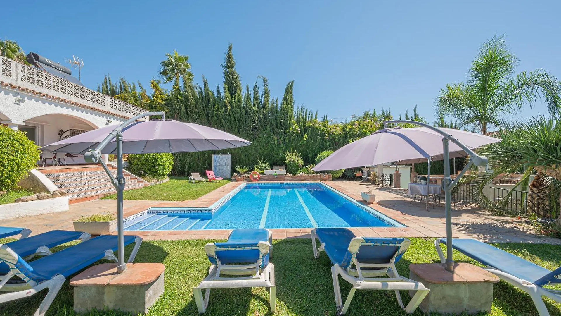 Marbella Villa Oasis: Beachside Retreat with Heated Pool & Games