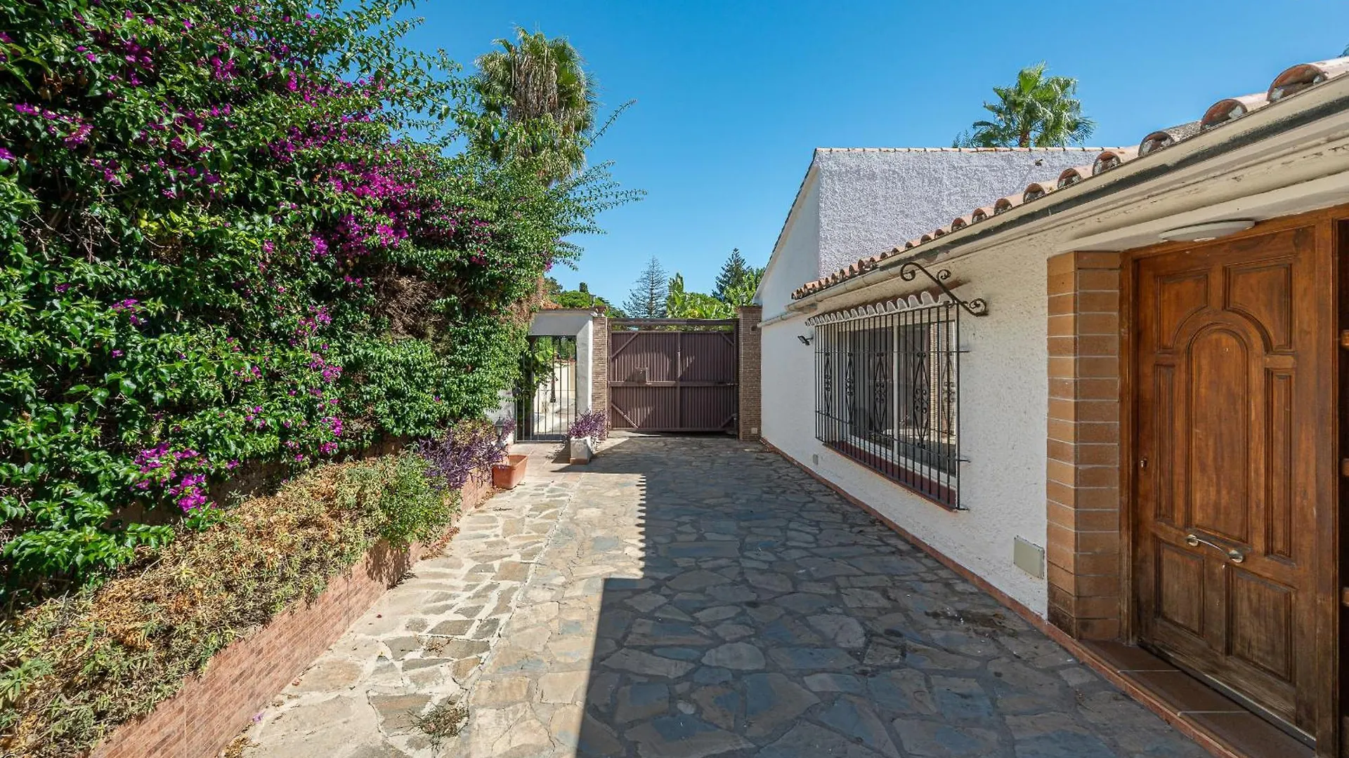 Marbella Villa Oasis: Beachside Retreat with Heated Pool & Games