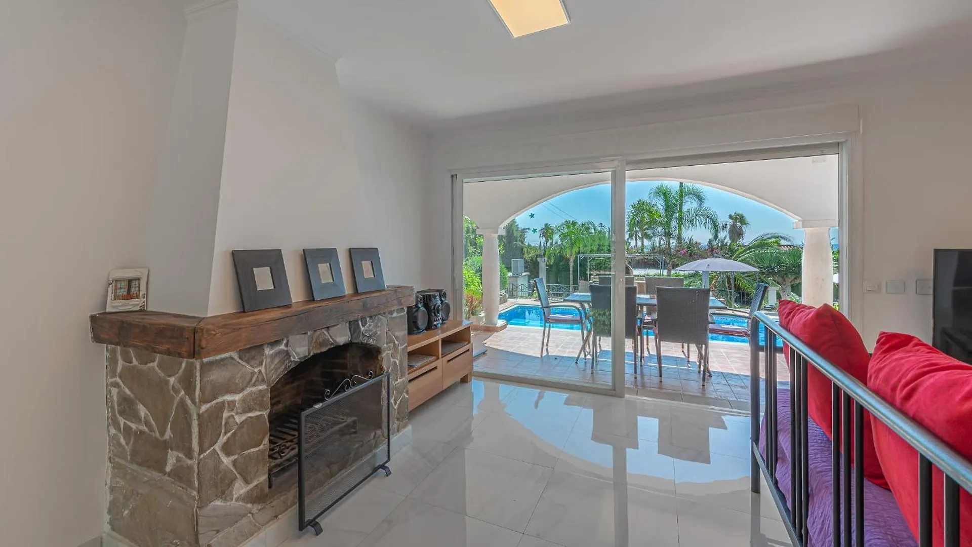 Marbella Villa Oasis: Beachside Retreat with Heated Pool & Games