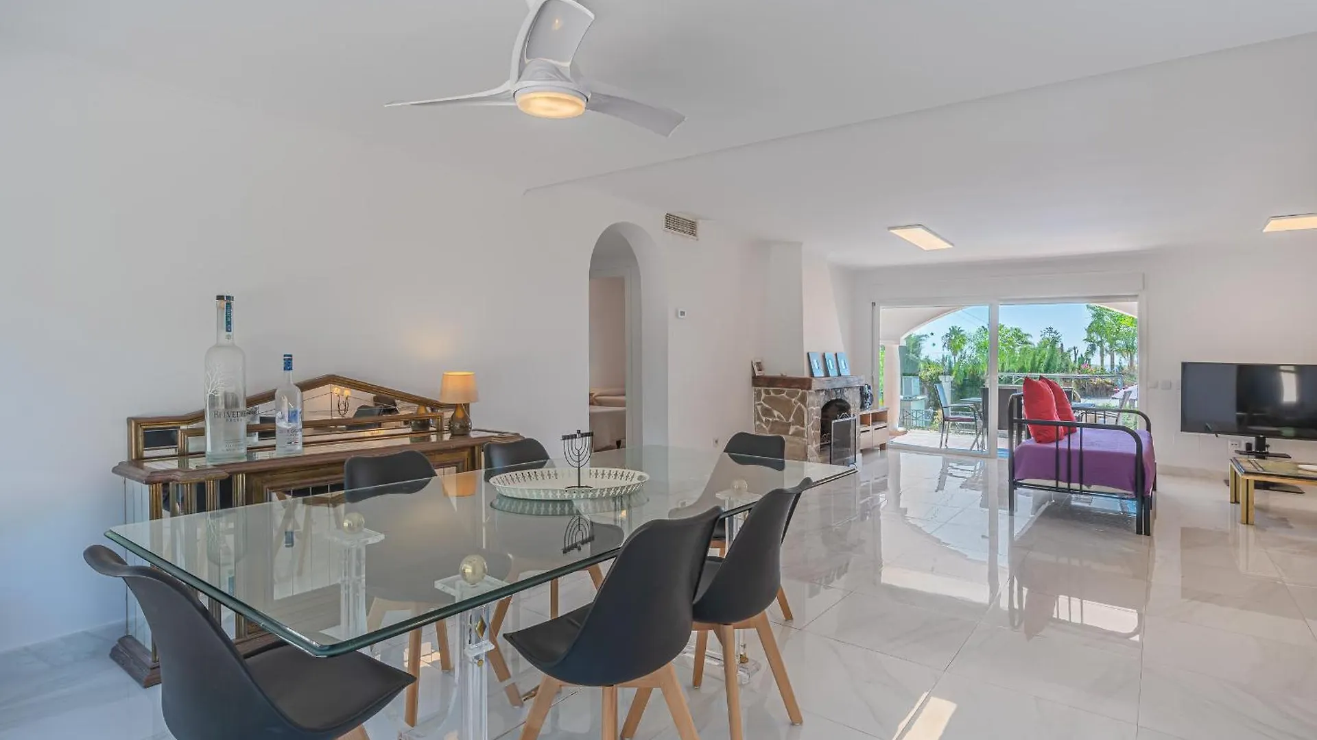 Marbella Villa Oasis: Beachside Retreat with Heated Pool & Games Spain