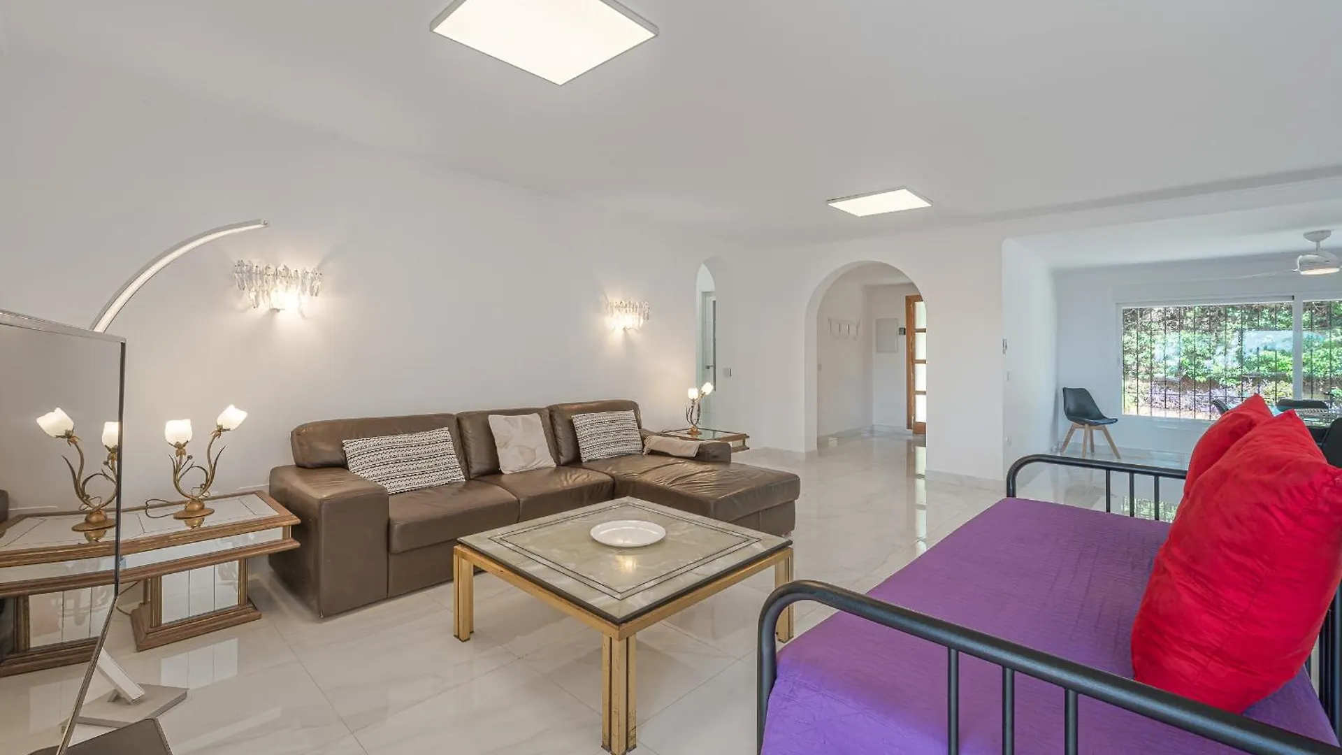 Marbella Villa Oasis: Beachside Retreat with Heated Pool & Games