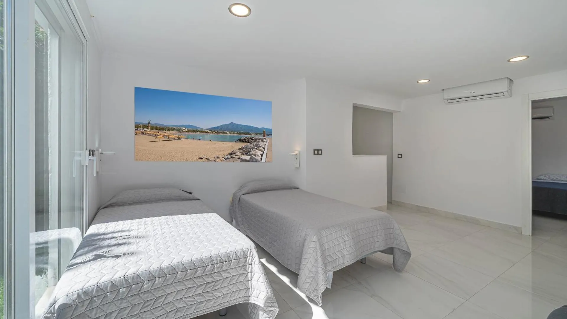Marbella Villa Oasis: Beachside Retreat with Heated Pool & Games