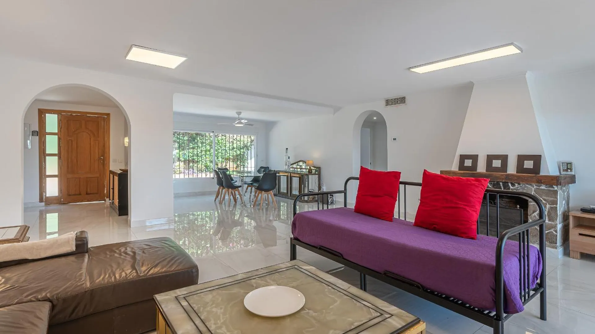 Marbella Villa Oasis: Beachside Retreat with Heated Pool & Games
