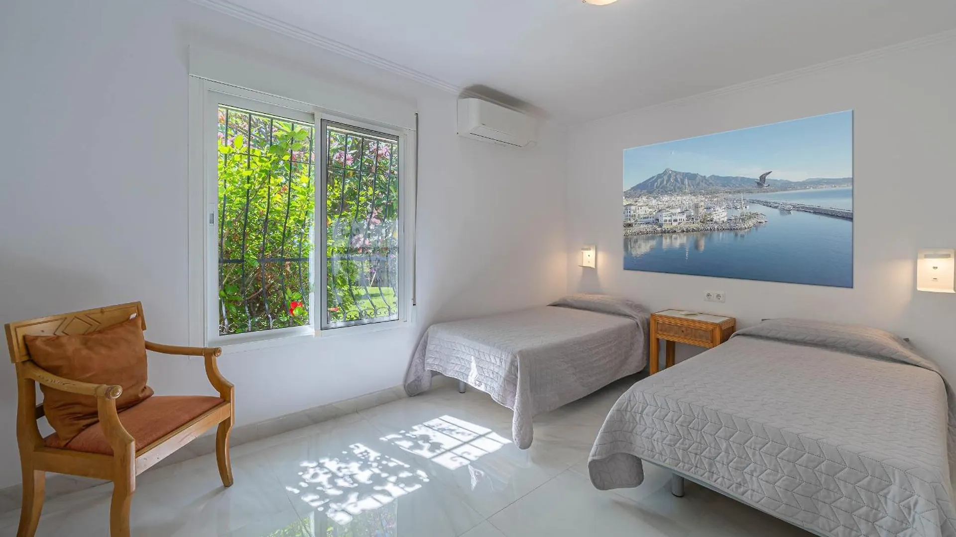 Marbella Villa Oasis: Beachside Retreat with Heated Pool & Games