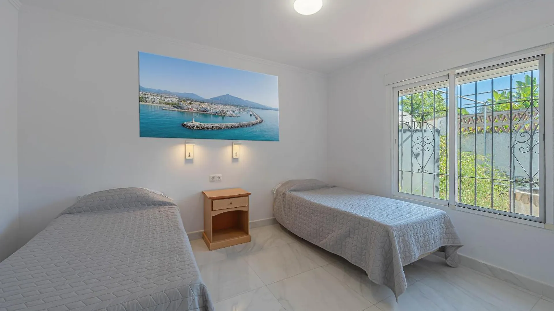 Marbella Villa Oasis: Beachside Retreat with Heated Pool & Games