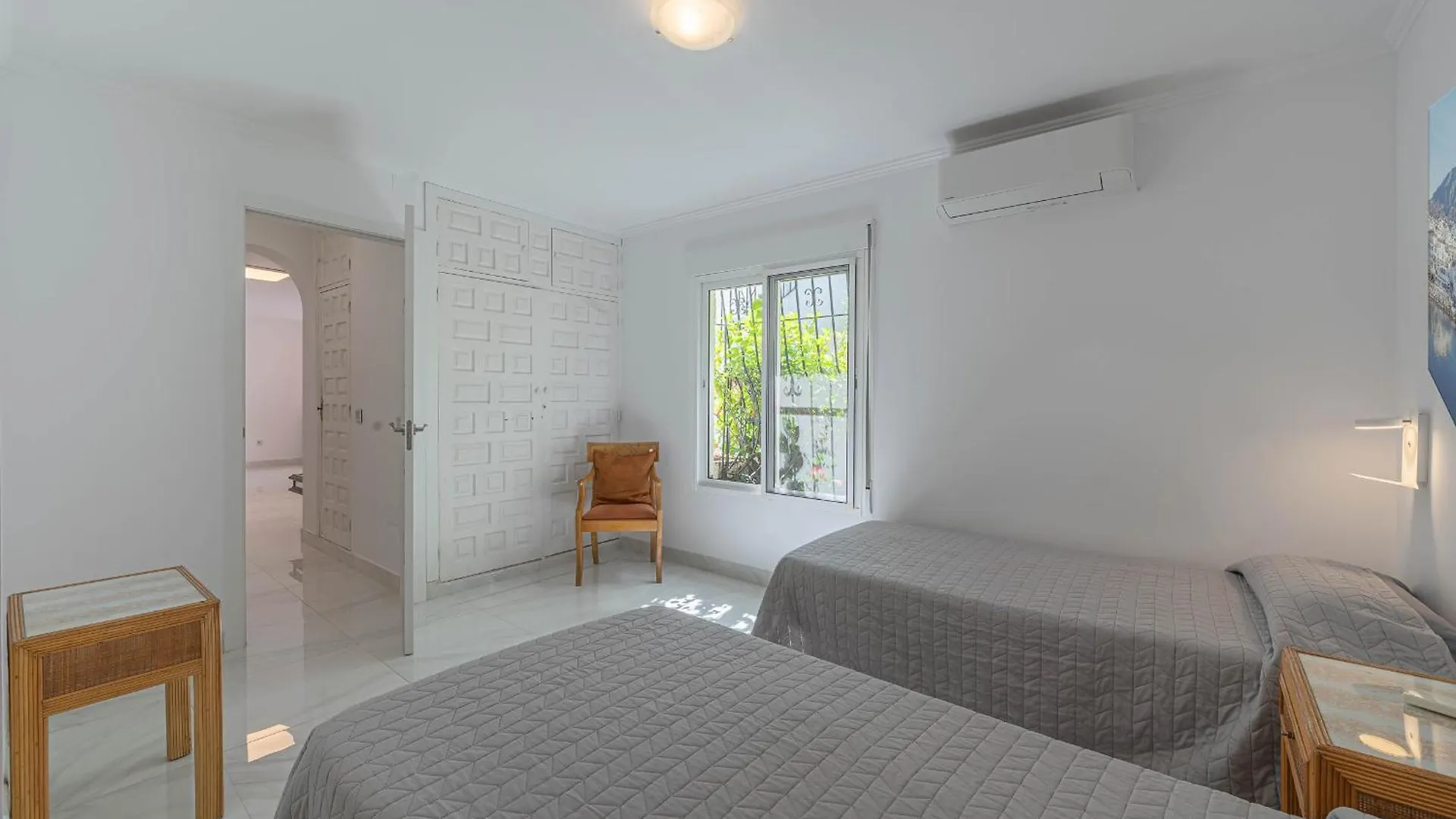 Marbella Villa Oasis: Beachside Retreat with Heated Pool & Games Spain
