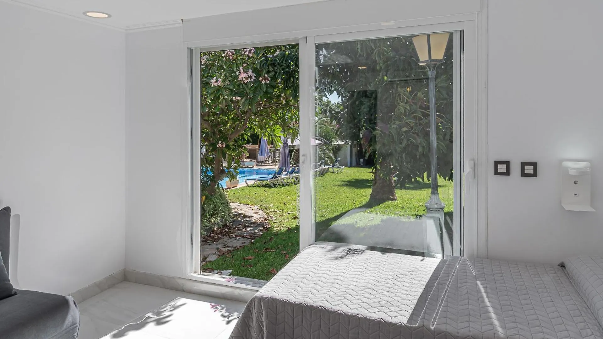 Marbella Villa Oasis: Beachside Retreat with Heated Pool & Games
