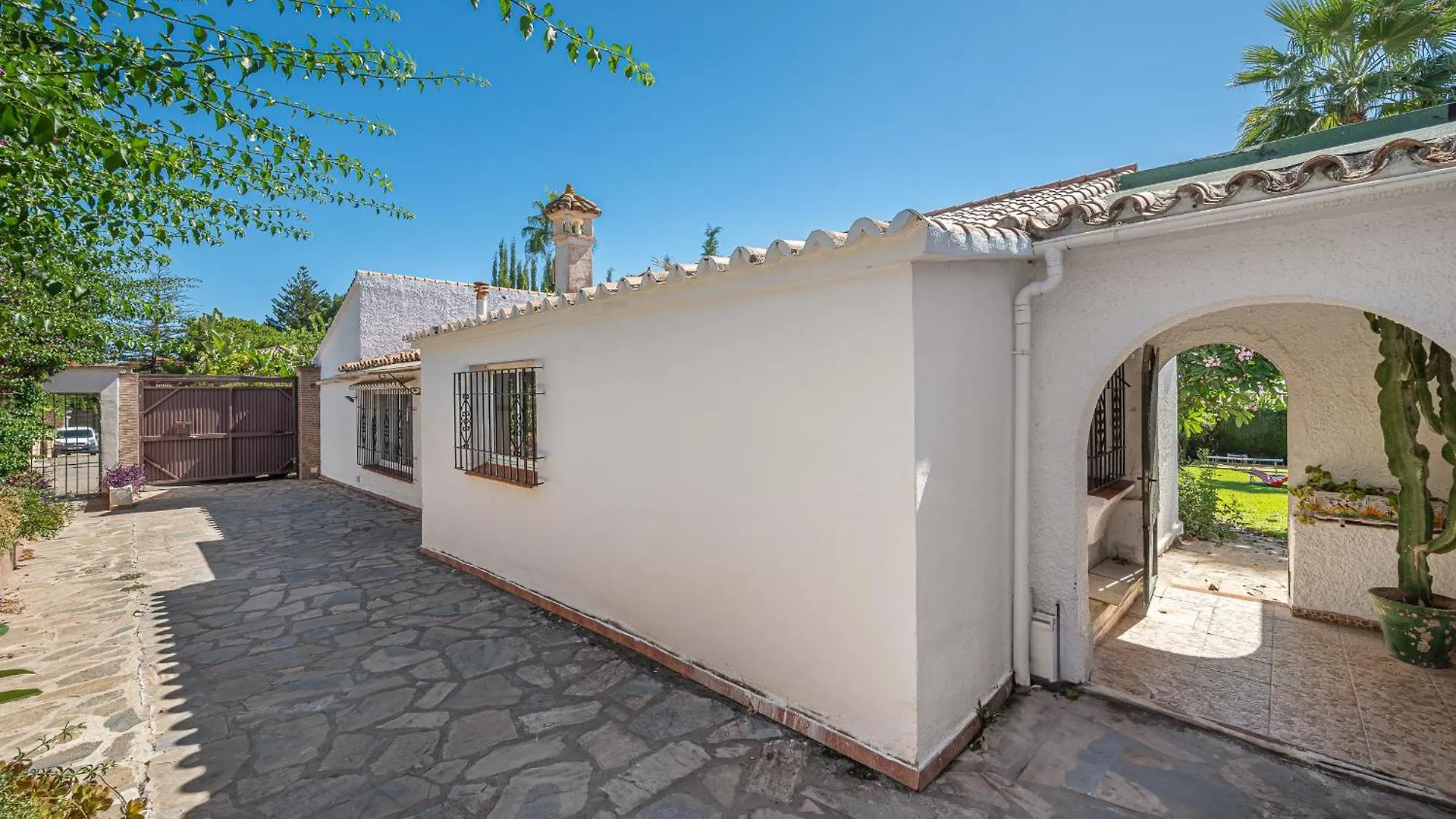Marbella Villa Oasis: Beachside Retreat with Heated Pool & Games