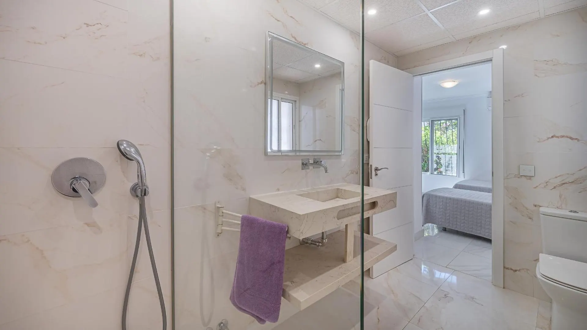 Marbella Villa Oasis: Beachside Retreat with Heated Pool & Games Spain