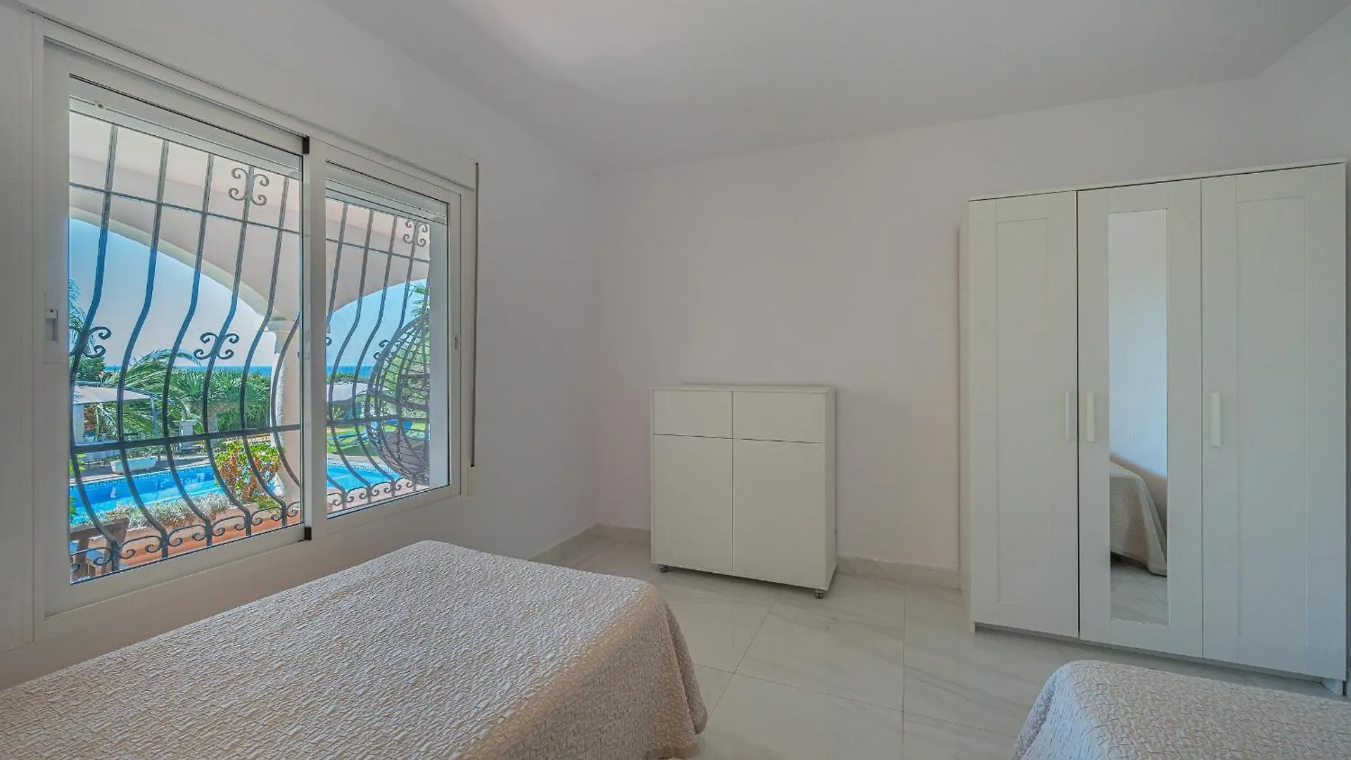 Marbella Villa Oasis: Beachside Retreat with Heated Pool & Games
