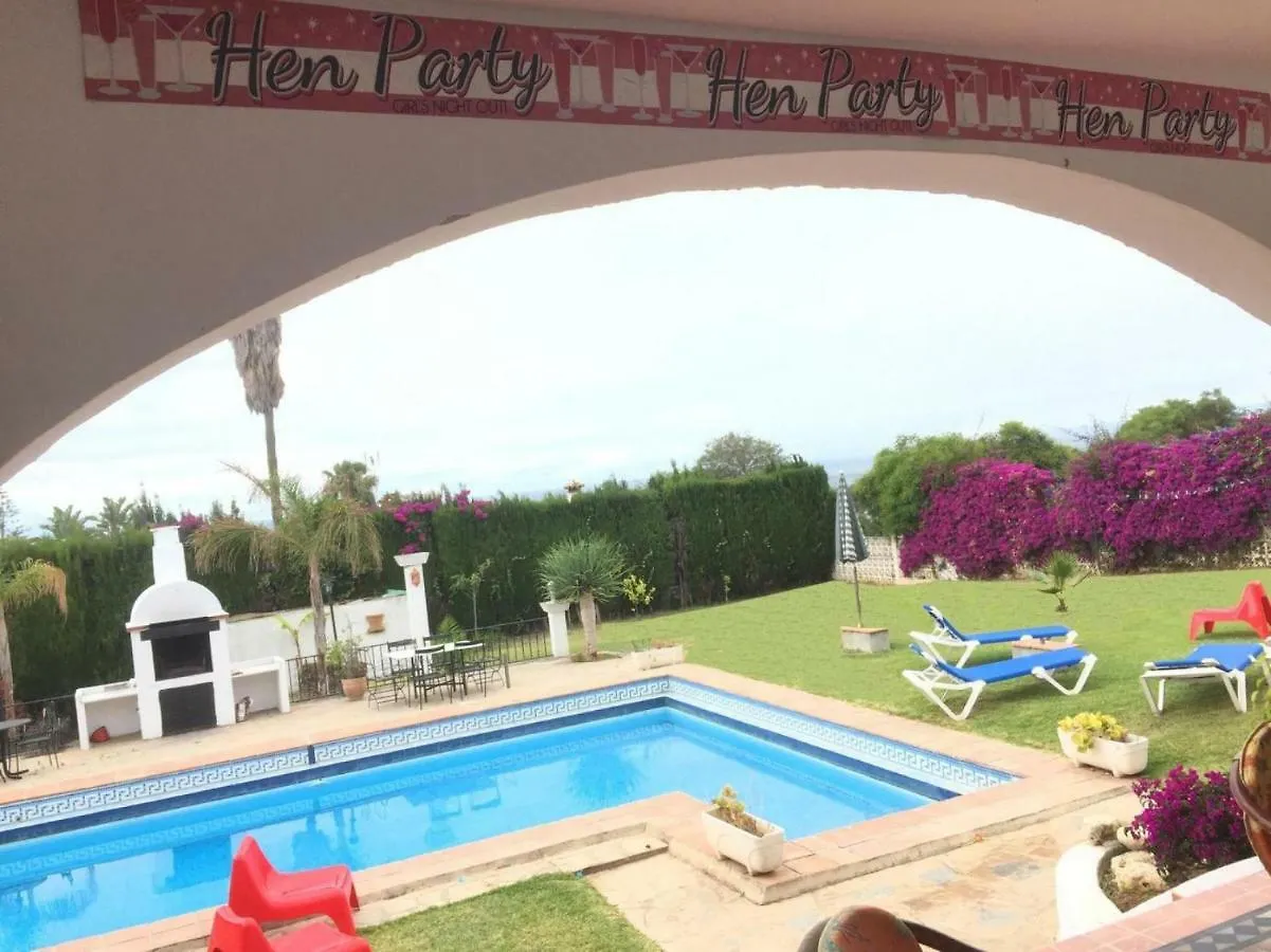 Marbella Villa Oasis: Beachside Retreat with Heated Pool & Games 0*,