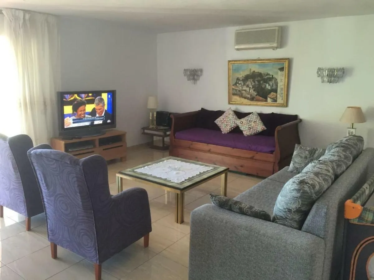 Marbella Villa Oasis: Beachside Retreat with Heated Pool & Games 0*,