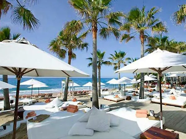 Marbella Villa Oasis: Beachside Retreat with Heated Pool & Games