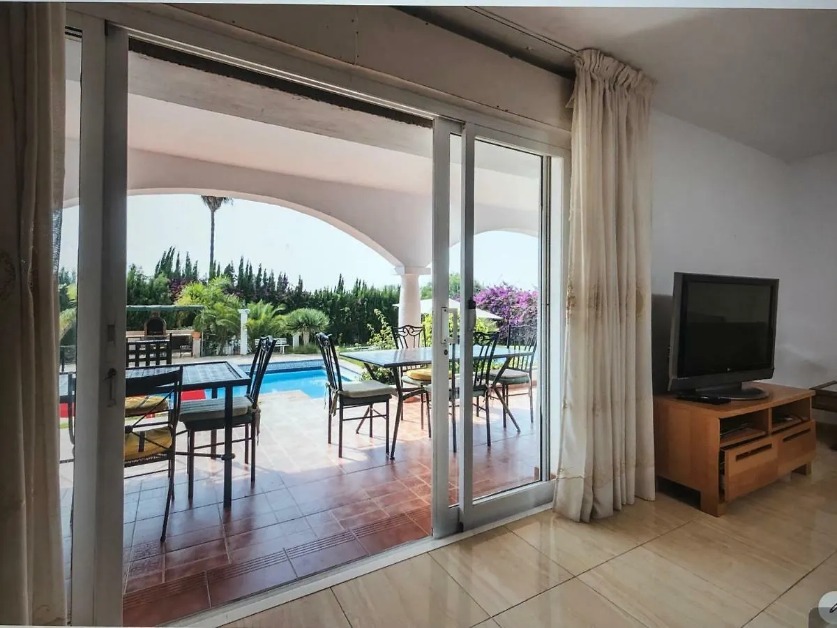 Marbella Villa Oasis: Beachside Retreat with Heated Pool & Games