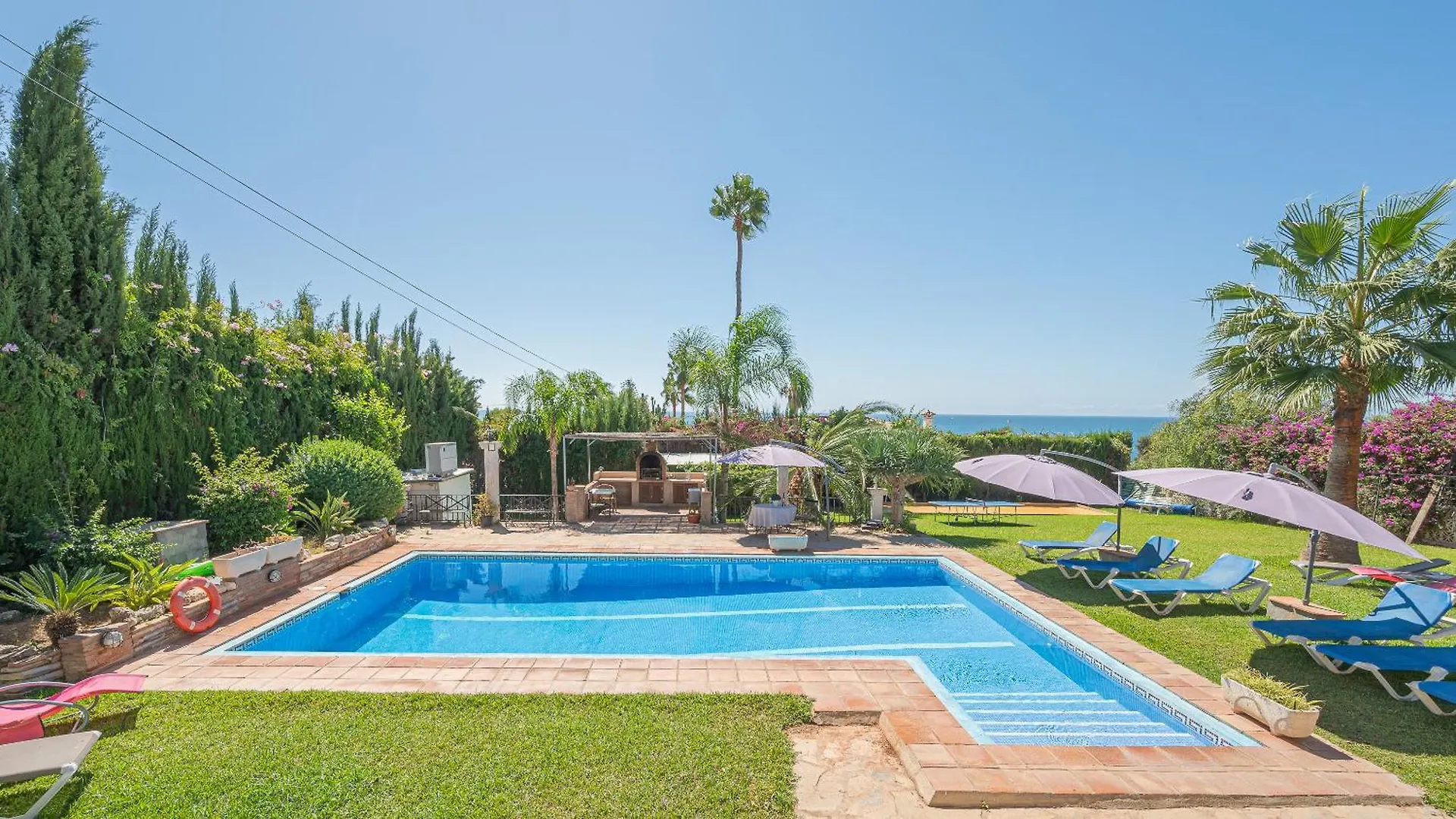 Marbella Villa Oasis: Beachside Retreat with Heated Pool & Games