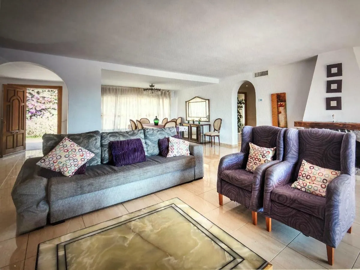 Marbella Villa Oasis: Beachside Retreat with Heated Pool & Games